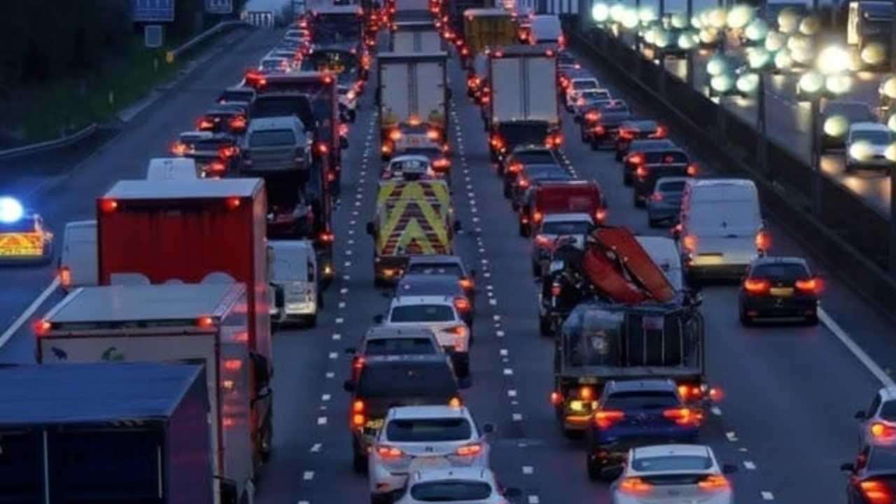 UK Christmas Travel Chaos 2025: Record Gridlock as M27 Closes and Rail ...
